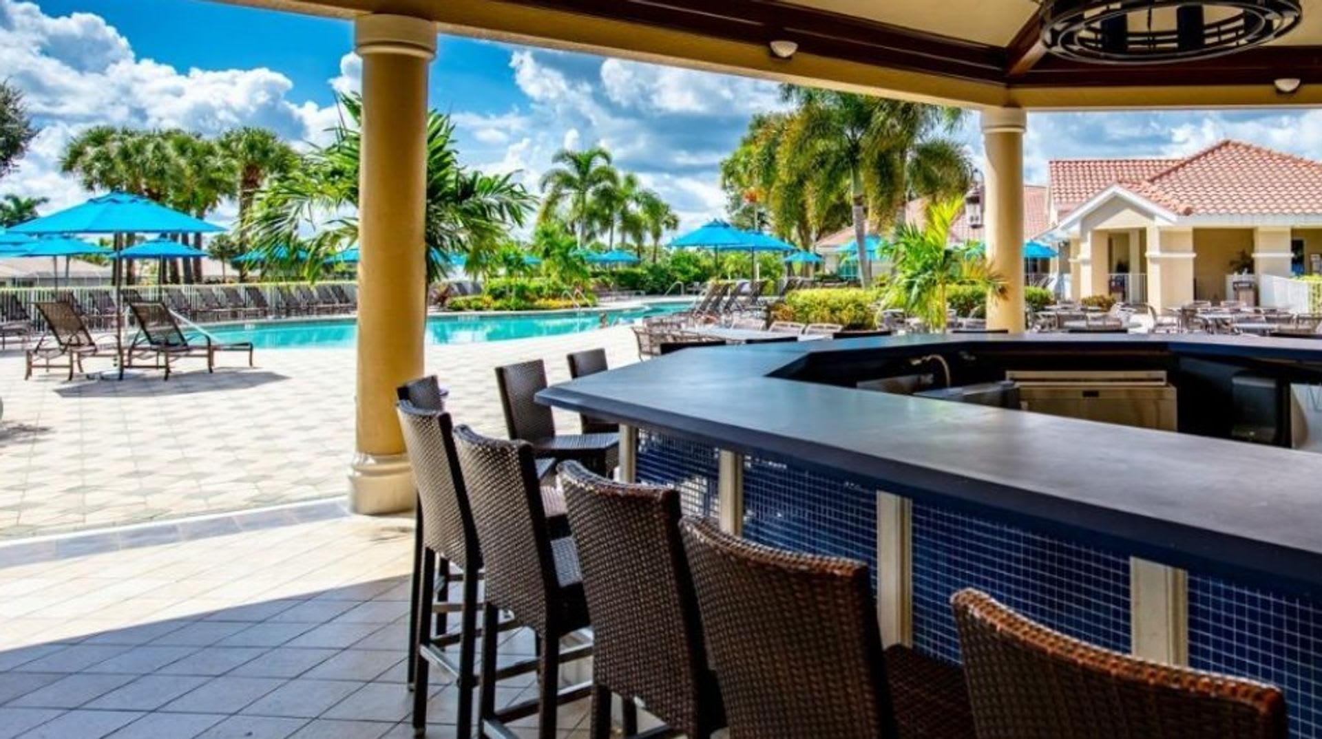 Golf Enthusiasts Prestigious Vanderbilt Country Club Stunning 2 Bed 2 Bath Plus Den Home – photo 2