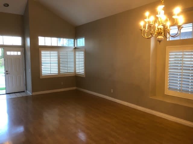 Spacious, Comfortable & Ready to Welcome You Home! – photo 4