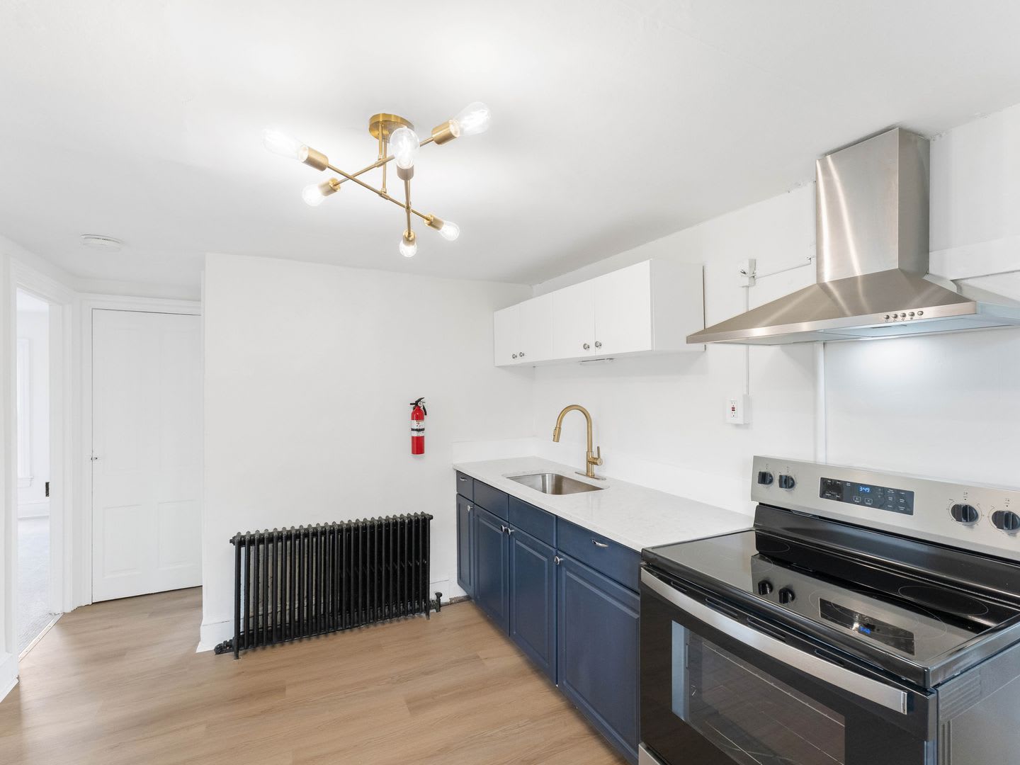 Renovated 3-Bedroom Apartment with Bonus Finished Attic & Spacious Shared Backyard – photo 1