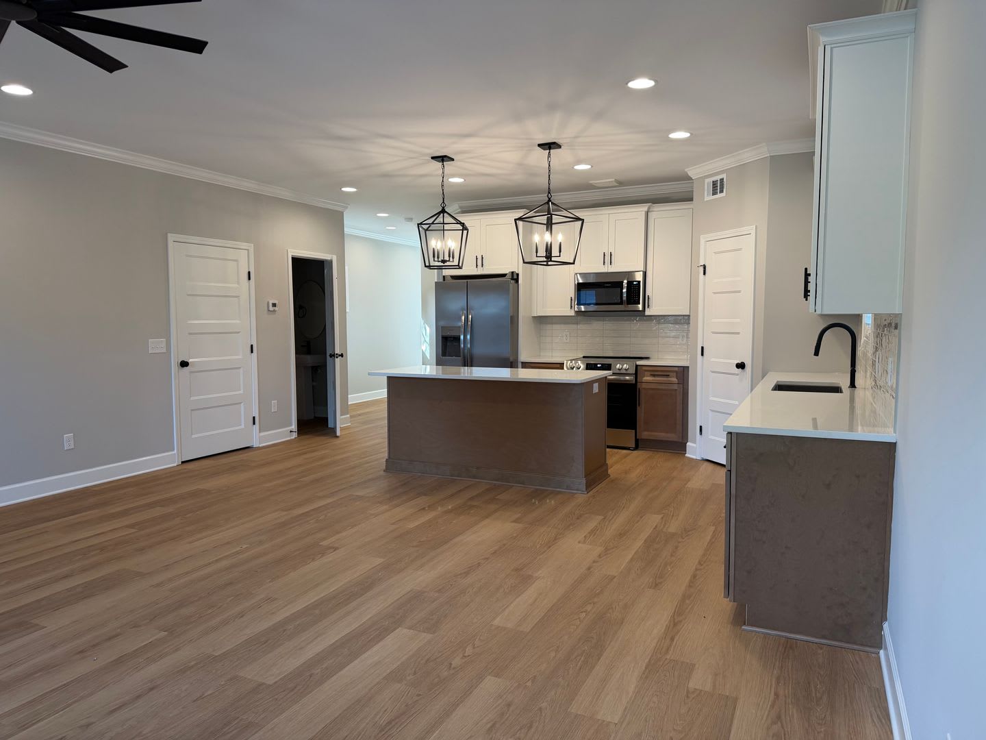 16 Lakeview 4 Bed / 4.5 Bath Leasing for Fall 2027 LESS THAN A MILE FROM CAMPUS – photo 3