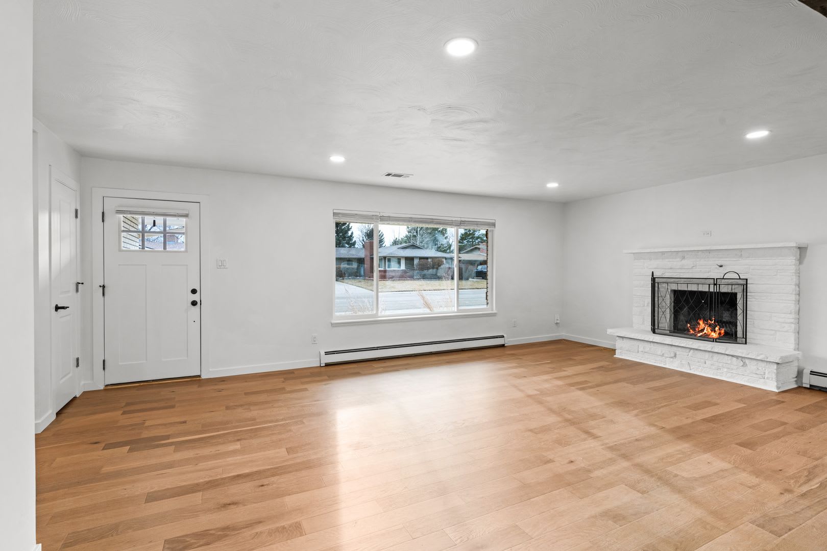 Charming and Renovated 4 Bedroom 2 Bathroom Home with Large Fenced Yard – photo 2