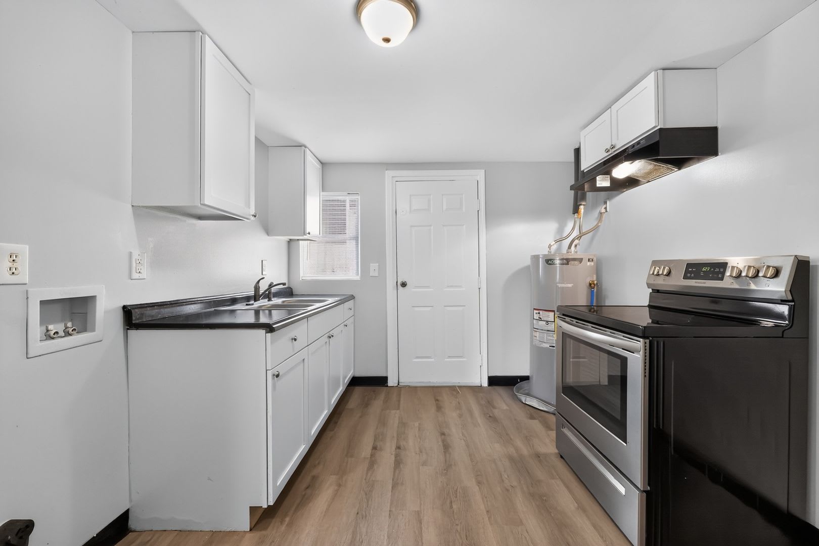 Charming 2-Bedroom End Unit Just 1 Mile from Mercer University – photo 4