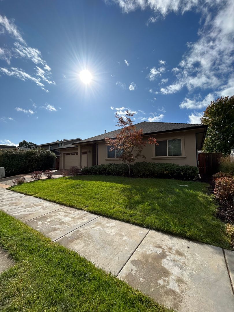 3 Bedroom 2 Bath Home in Central Point! – photo 2