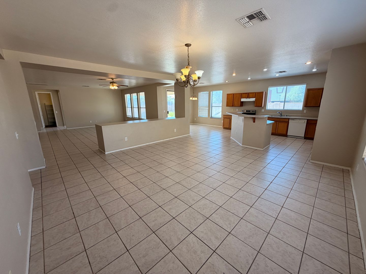 Spacious 3 Bedroom Single Story Peoria With A 3 Car Garage – photo 5