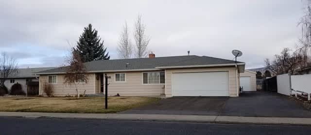 Large home with additional garage! – photo 1