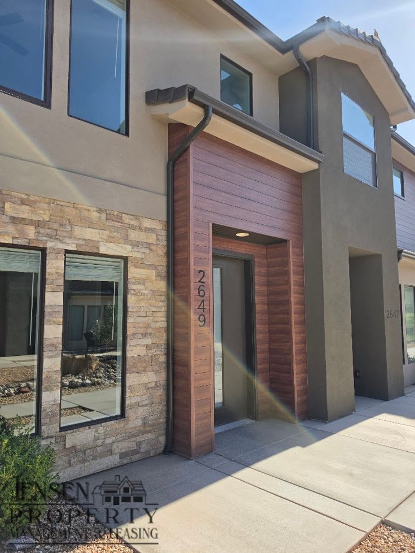 Newer Town Home in St. George- Lazy River & Community Pool – photo 2