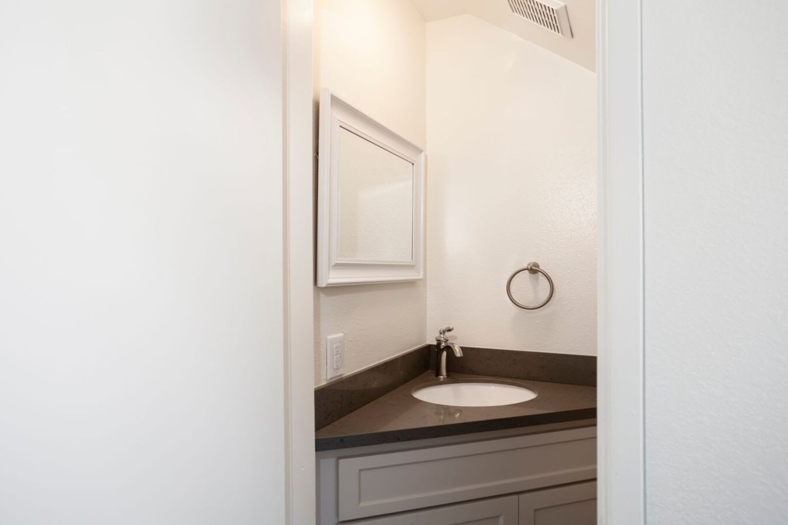 Completely Updated 2 Bedrooms 1 5 Bathrooms In The Heart Of Guadalupe – photo 4