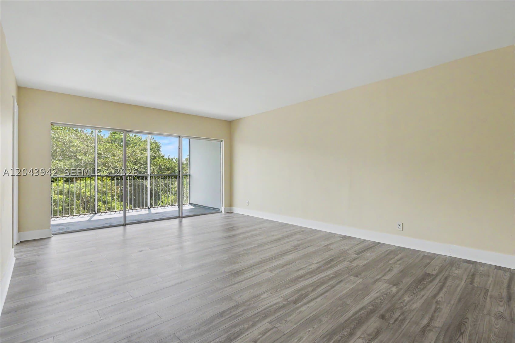 3250 N Palm Aire Dr – photo 4