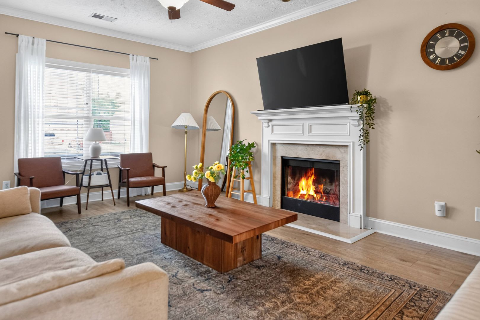 Pet Friendly Four Bedroom with Bonus! – photo 3