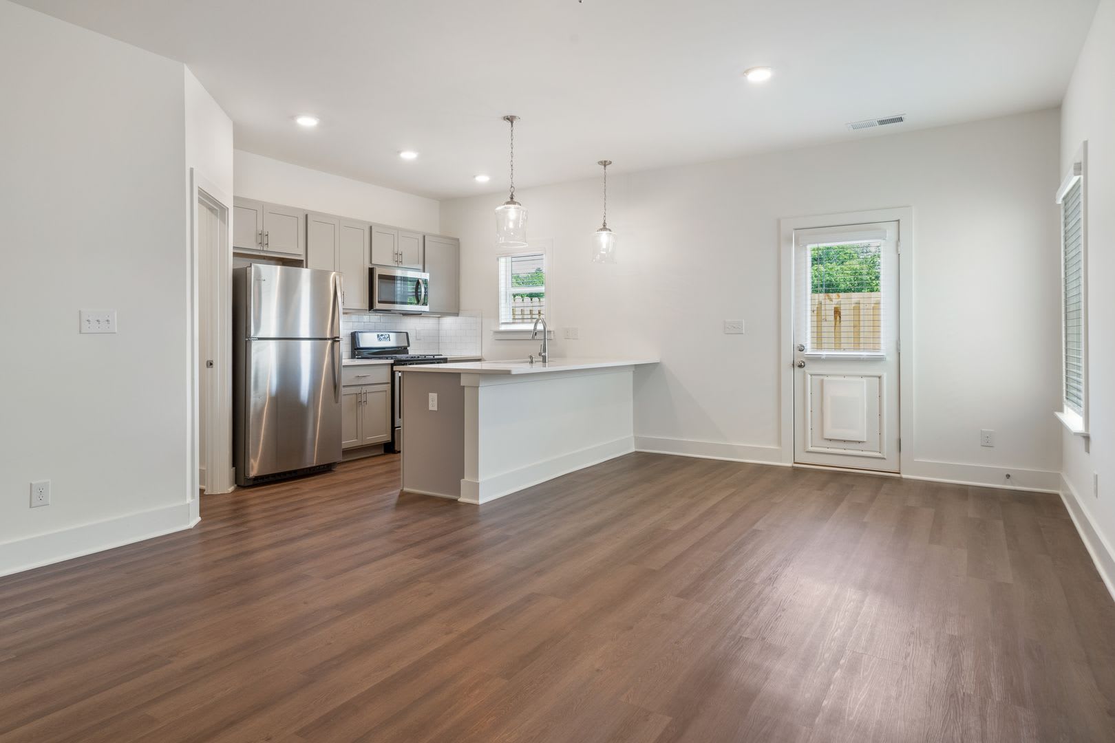 3 Bedroom With Fenced In Backyard – photo 4