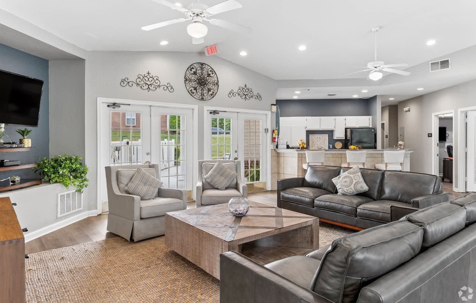 Willow Creek Apartments – photo 2