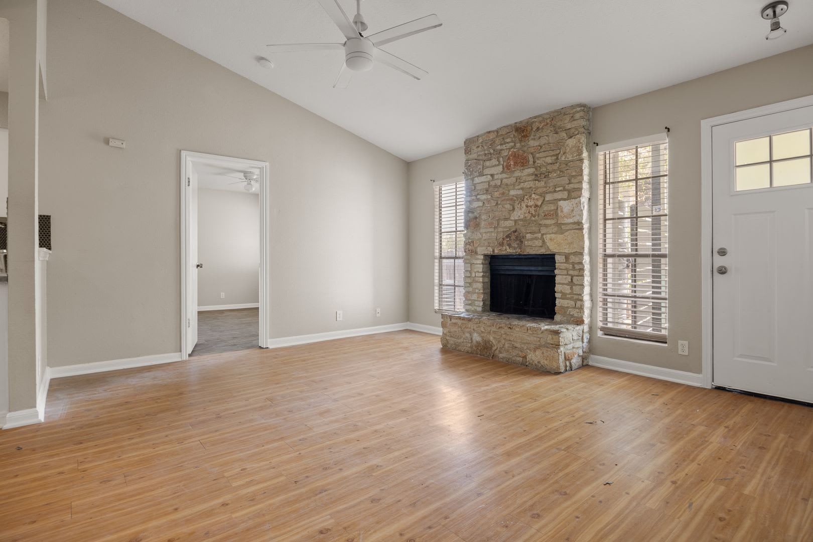 Beautifully Updated 3-Bedroom Home with No Carpet & Private Fenced Yard in Round Rock – photo 4