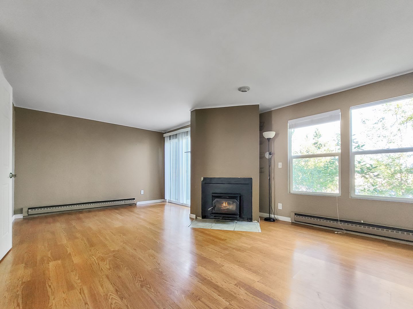 Bright End-Unit Townhome Across from Edmonds College – photo 3