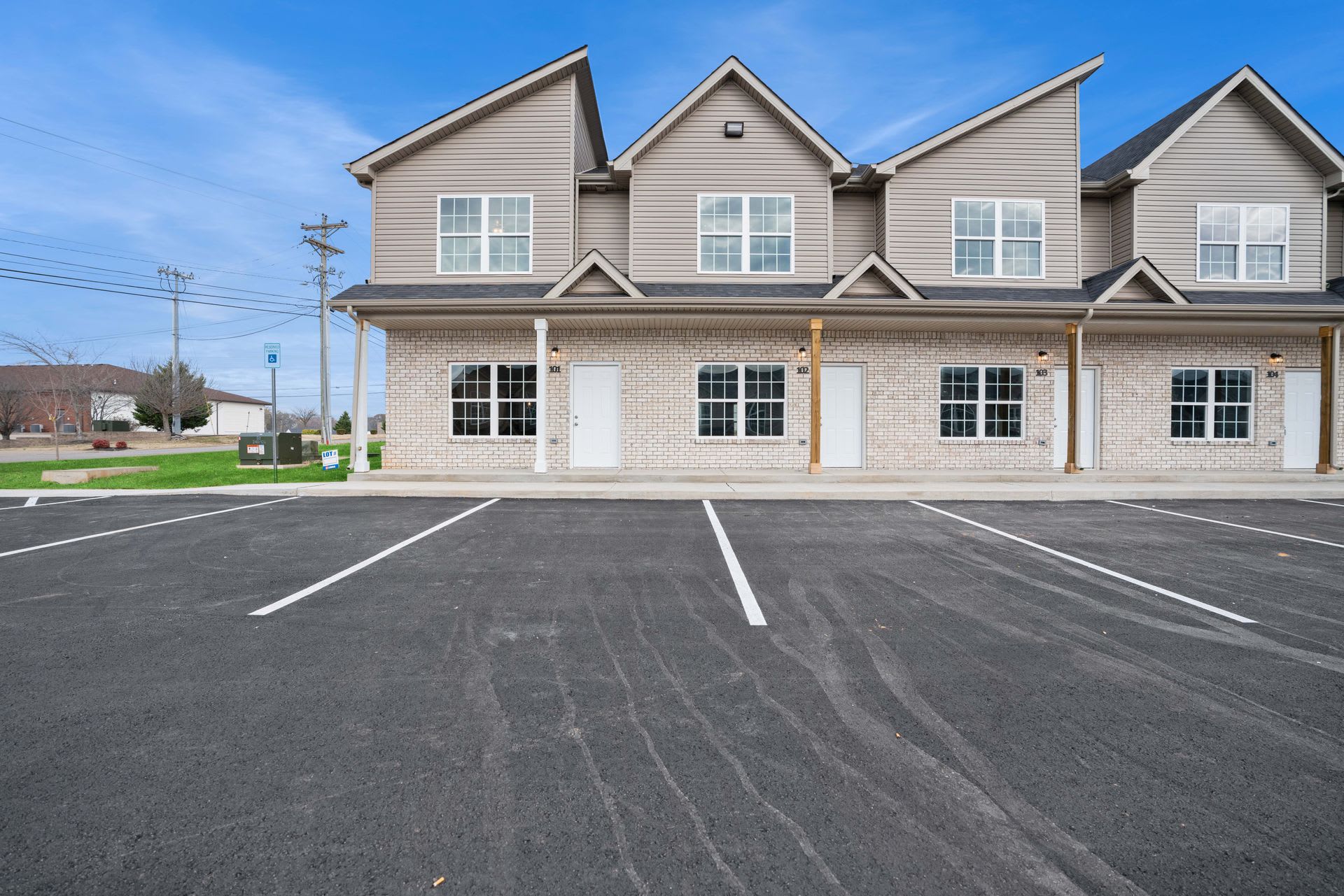Stylish 2 Bedroom, 2.5 Bath Condo in Highly Desirable Sango Area – photo 2