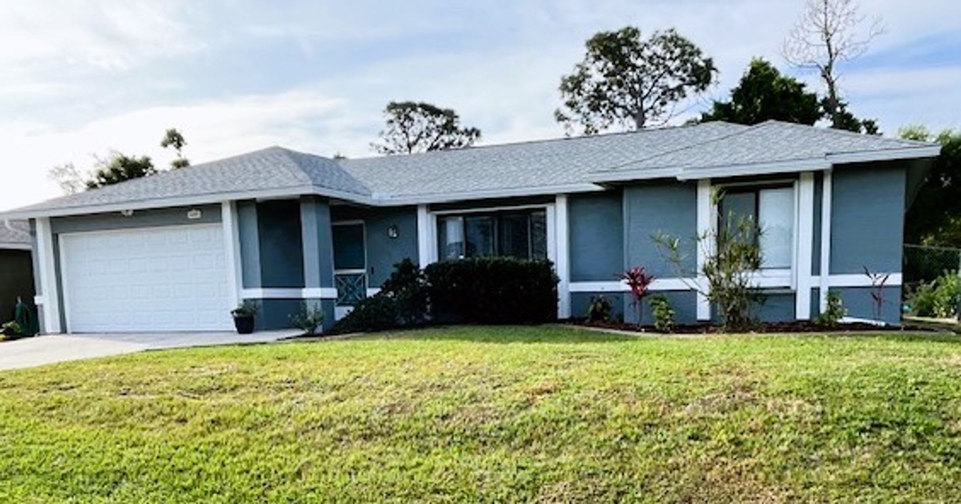 Updated 3 Bedroom 2 Bath Home W Office Your Perfect Florida Retreat Available April Through November 2026 30 Day Minimum – photo 1