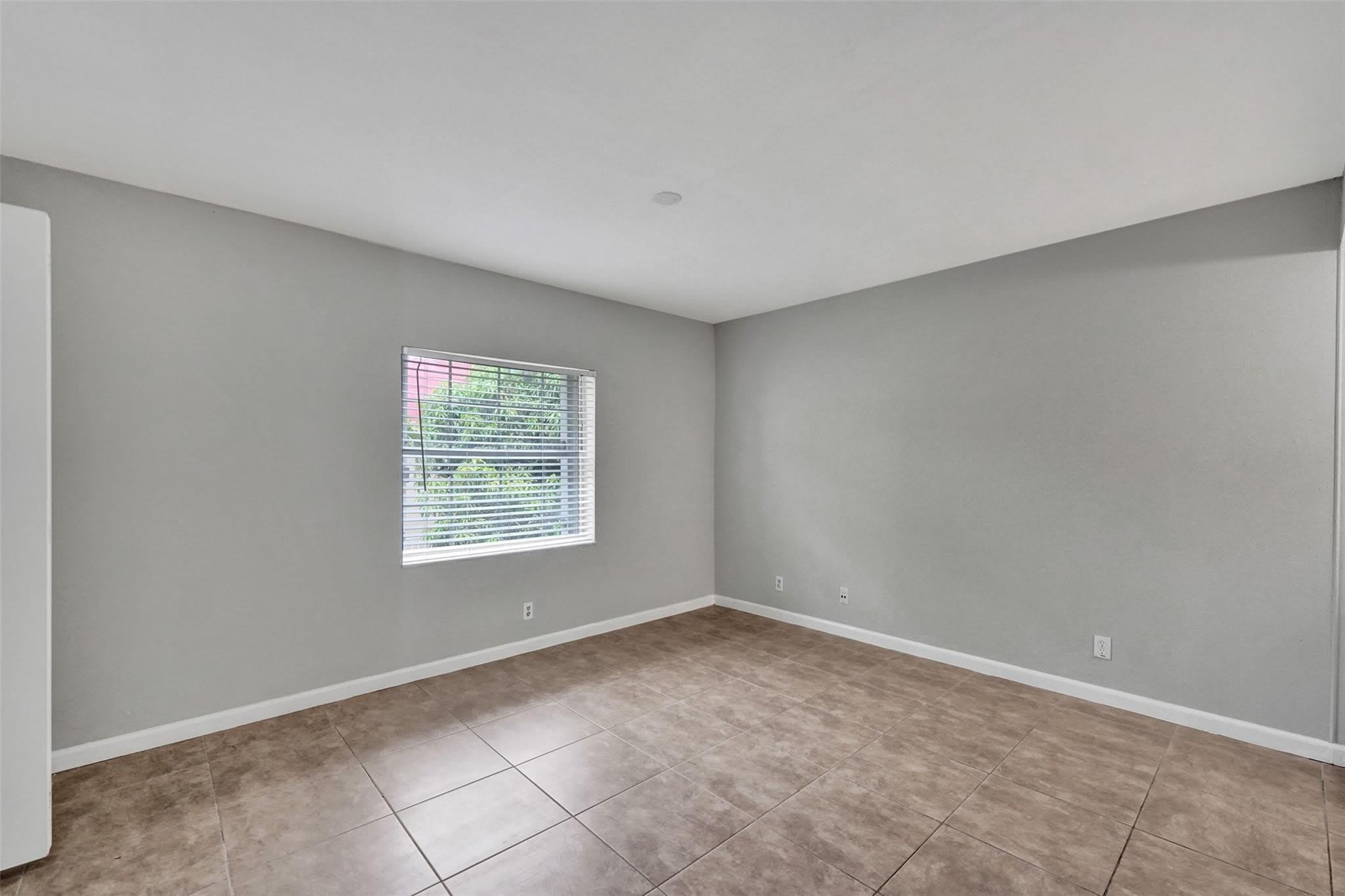 555 SE 8TH Street – photo 5