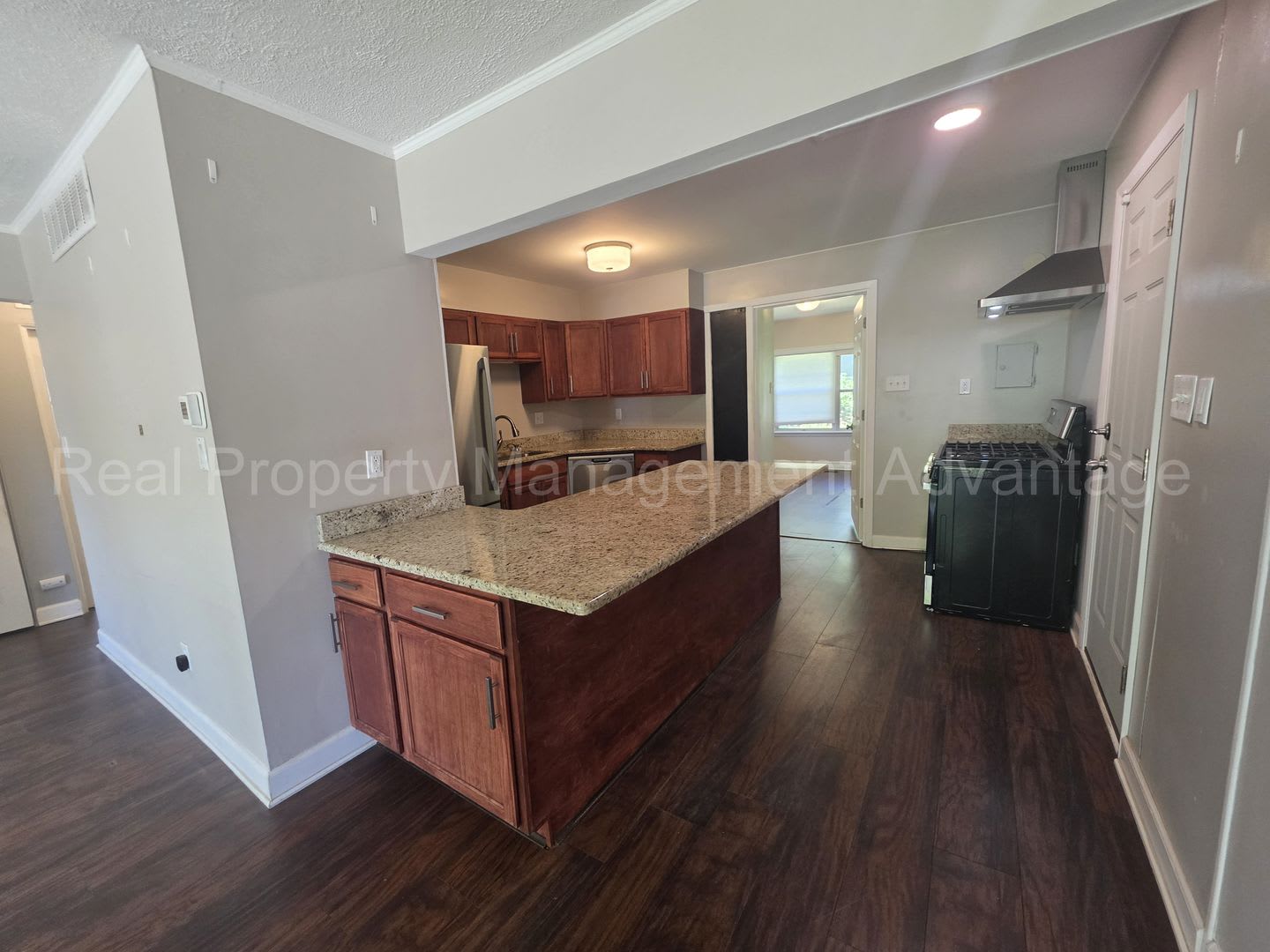 Updates Everywhere! 2/3 Bedrooms in Oak Park – photo 4