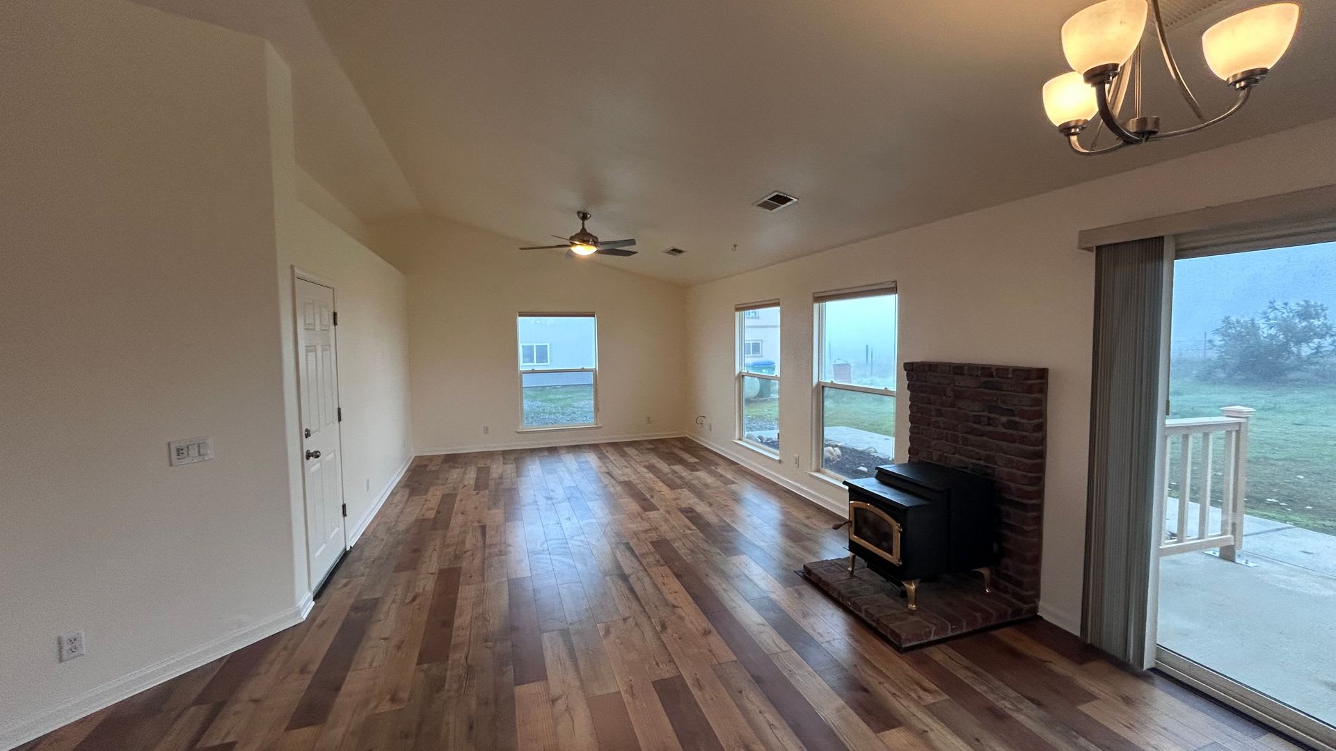 14575 Avenida Central – photo 3