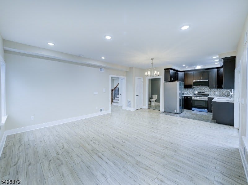 8 Travers Ave – photo 4