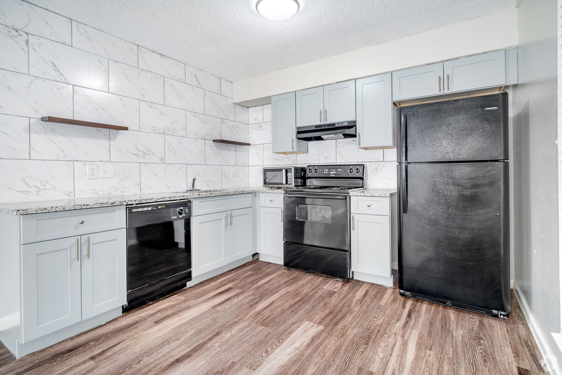 Top Location! Right in the heart of beautiful downtown Boerne! – photo 3