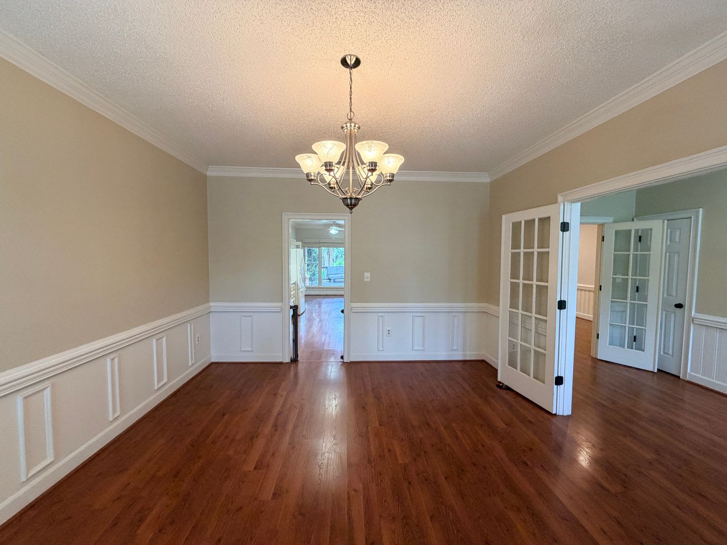 Stunning 4Br 2Ba Home With Massive Bonus Room Sunroom Fenced Yard – photo 4