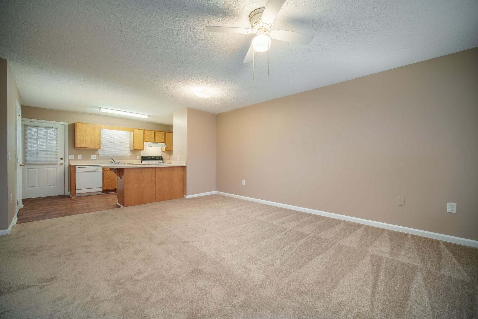 Private Villa Neighborhood Rent 1 075 Month Affordable Living – photo 2