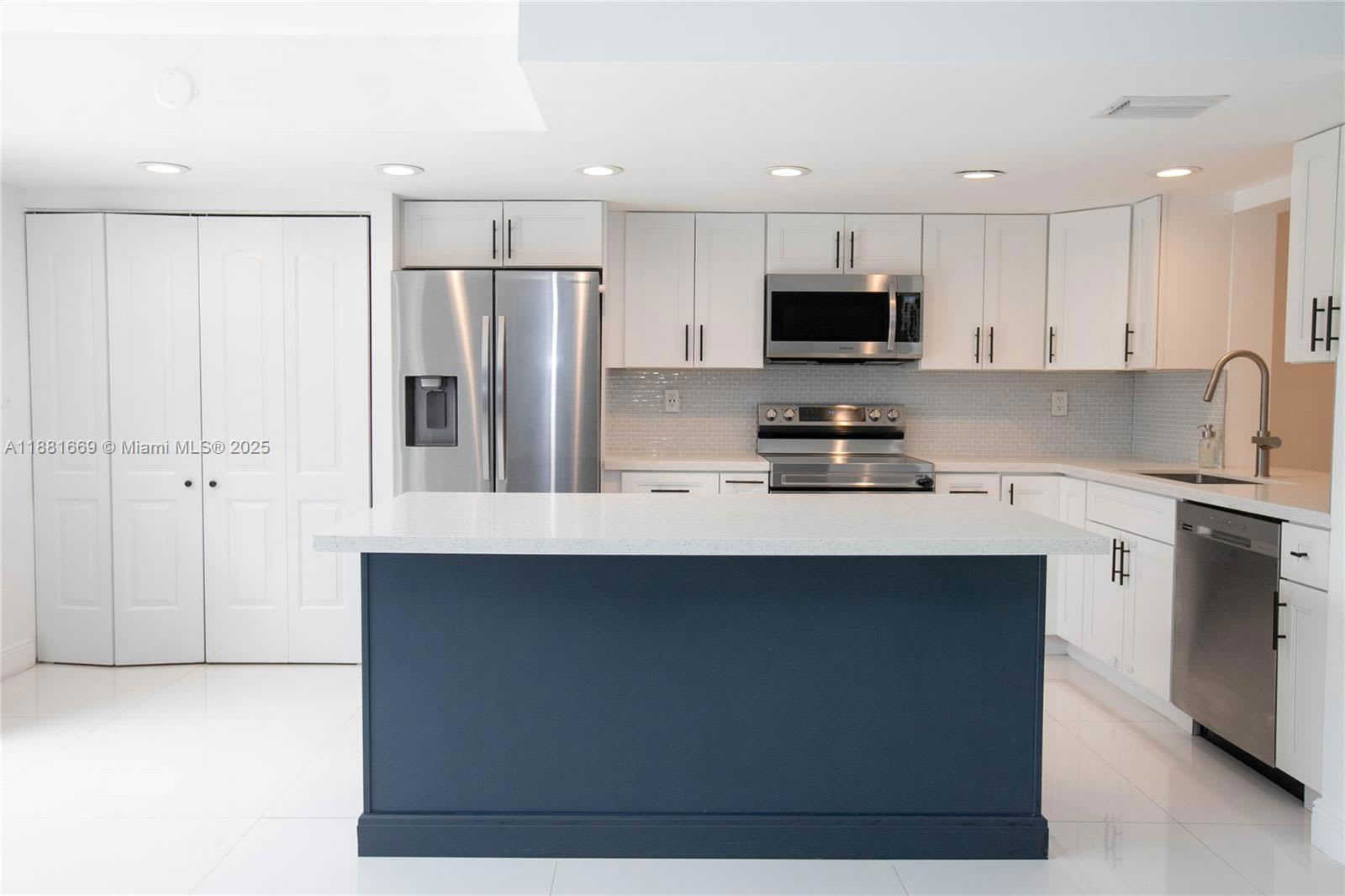 2714 Northeast 8th Street – photo 2
