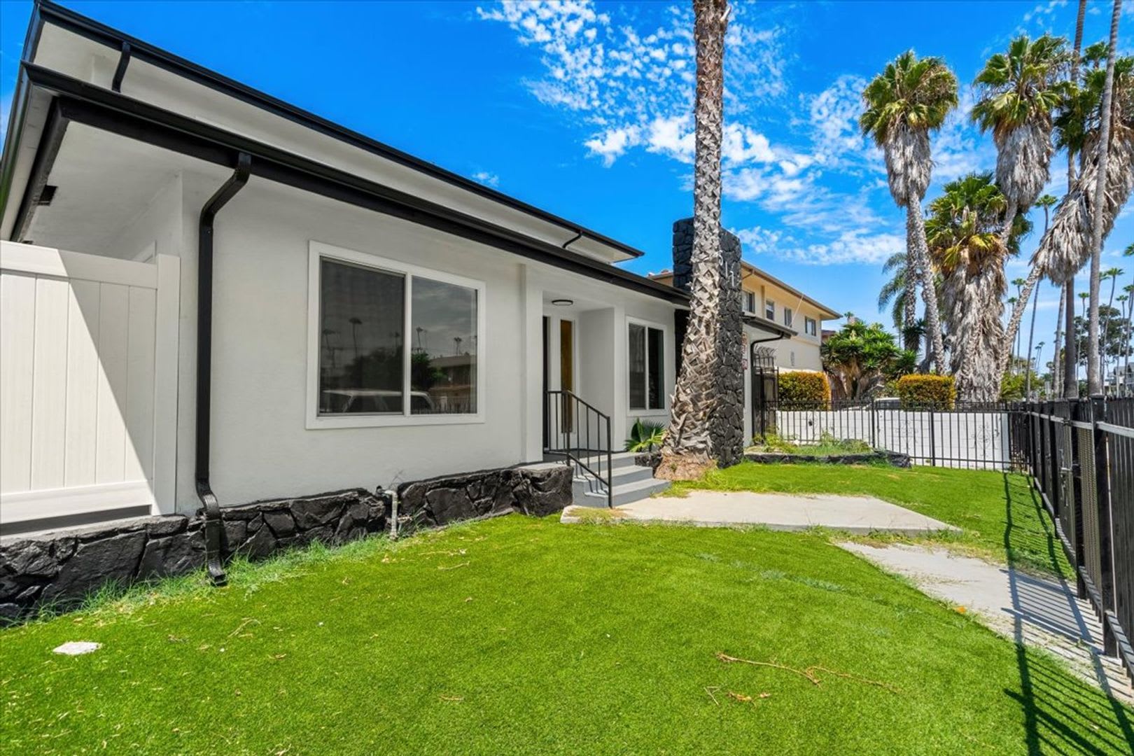 Newly Renovated 2BR/1BA Modern Living near LAX, SoFi Stadium & Intuit Dome! – photo 2
