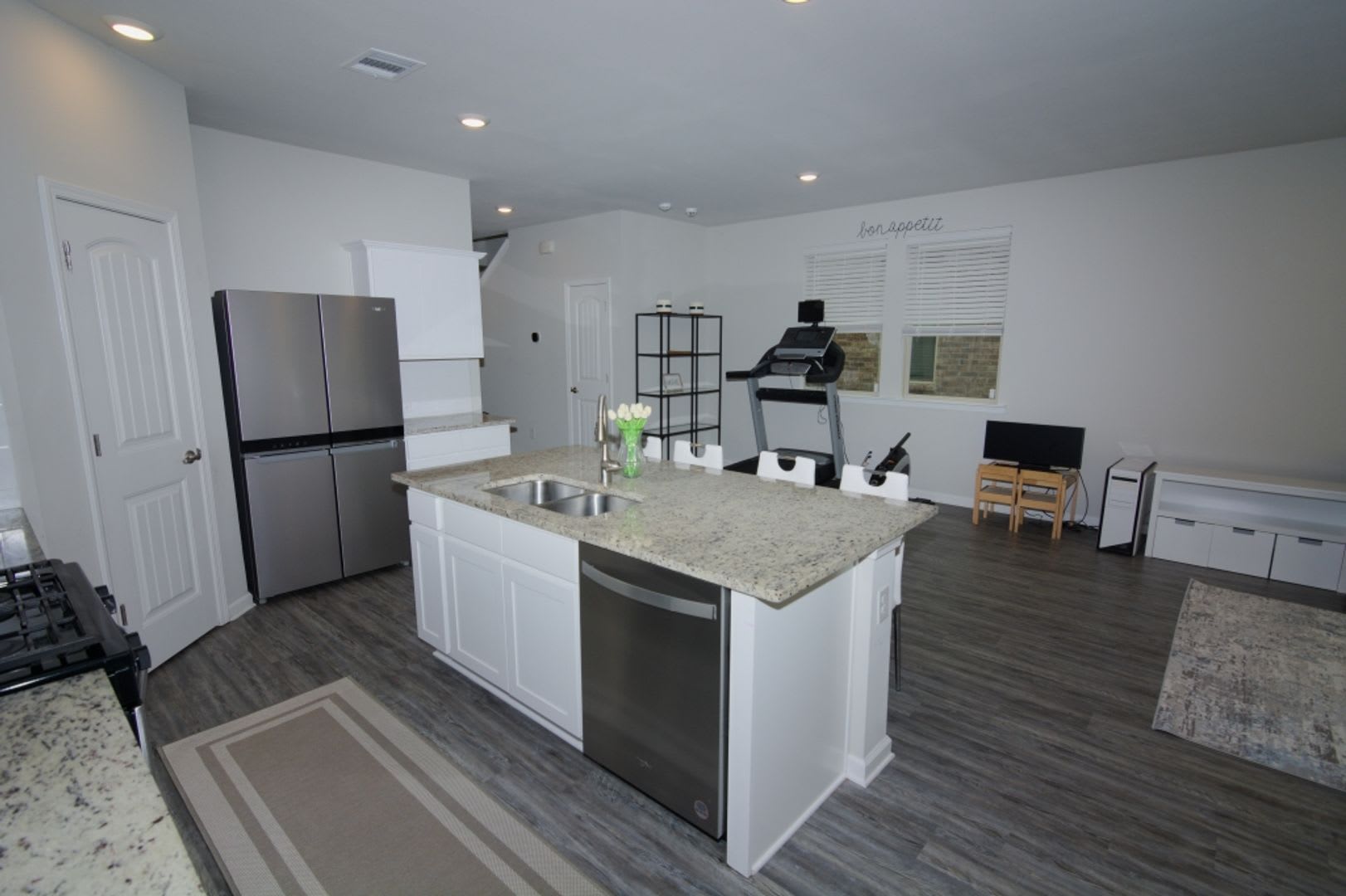 LOCATION, LOCATION, LOCATION!! Stunning 5 bedroom 3 bath home! – photo 3