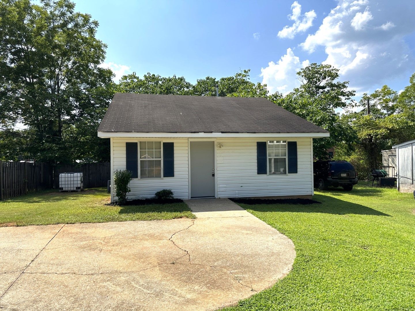 Great location, close to everything, private setting, large rooms, tile floors, huge kitchen, must see! – photo 3