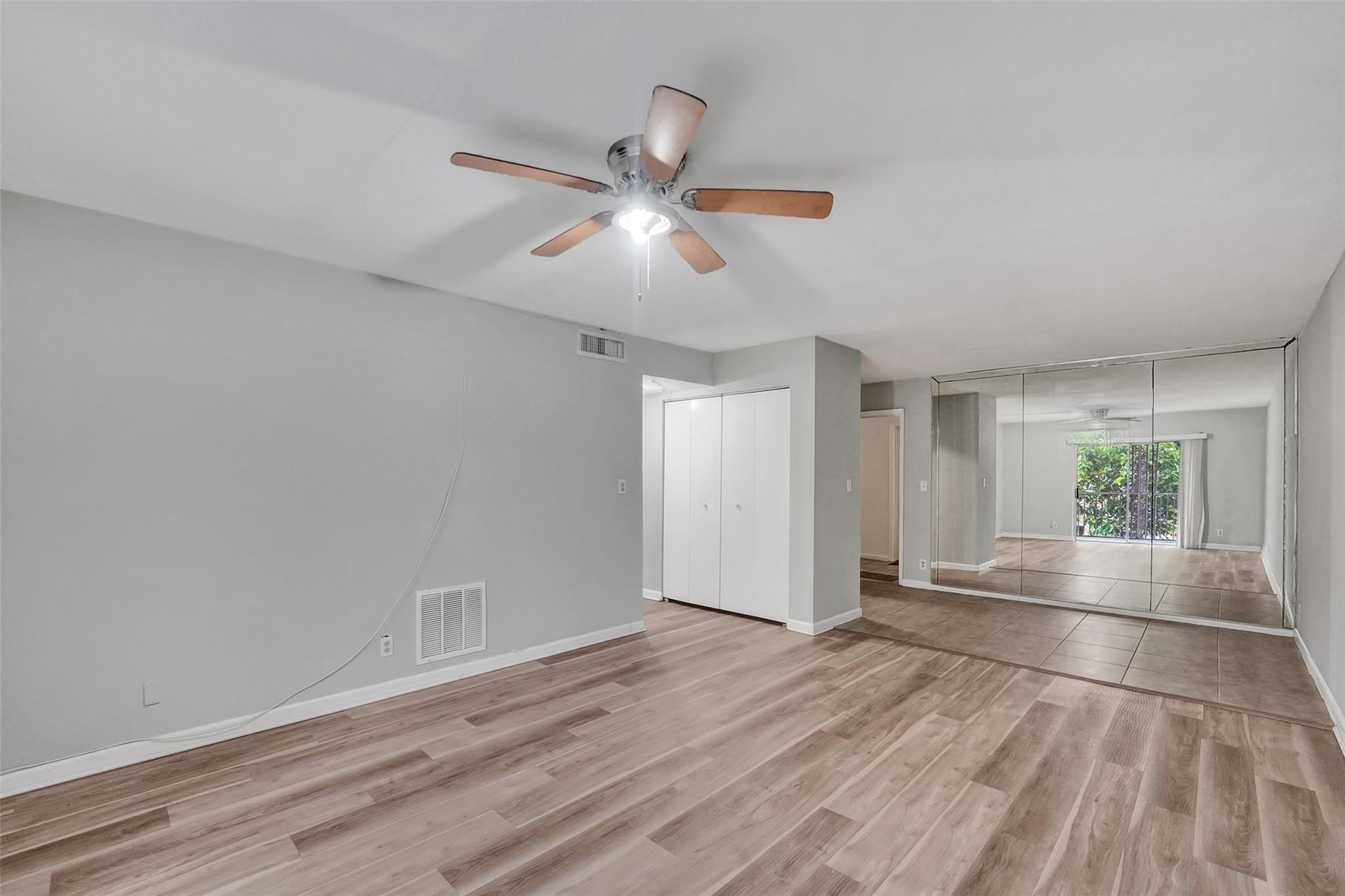 555 SE 8TH Street – photo 2