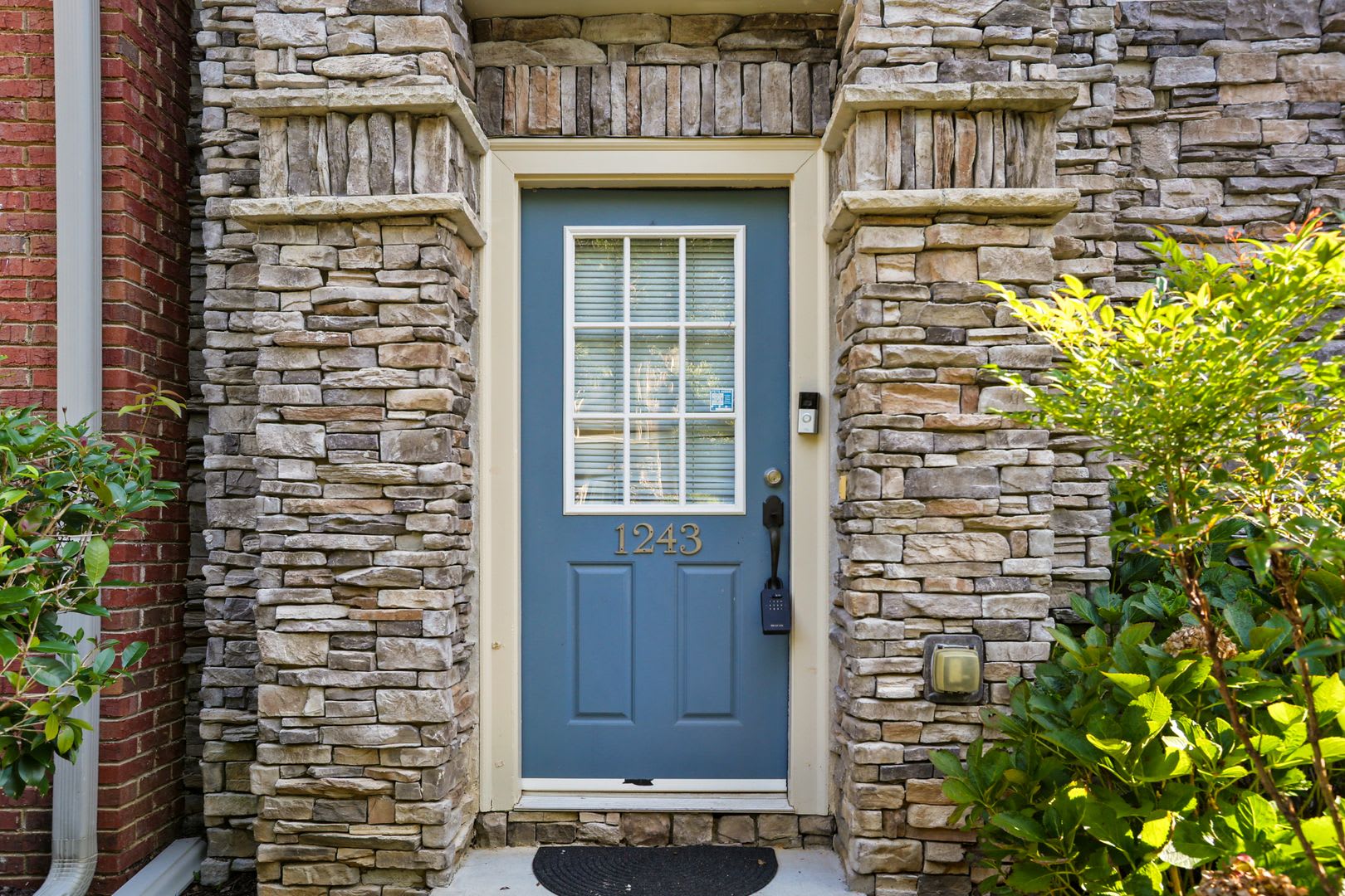 Beautiful 3-Bedroom Roswell Townhome Near Avalon & Downtown Alpharetta – photo 3