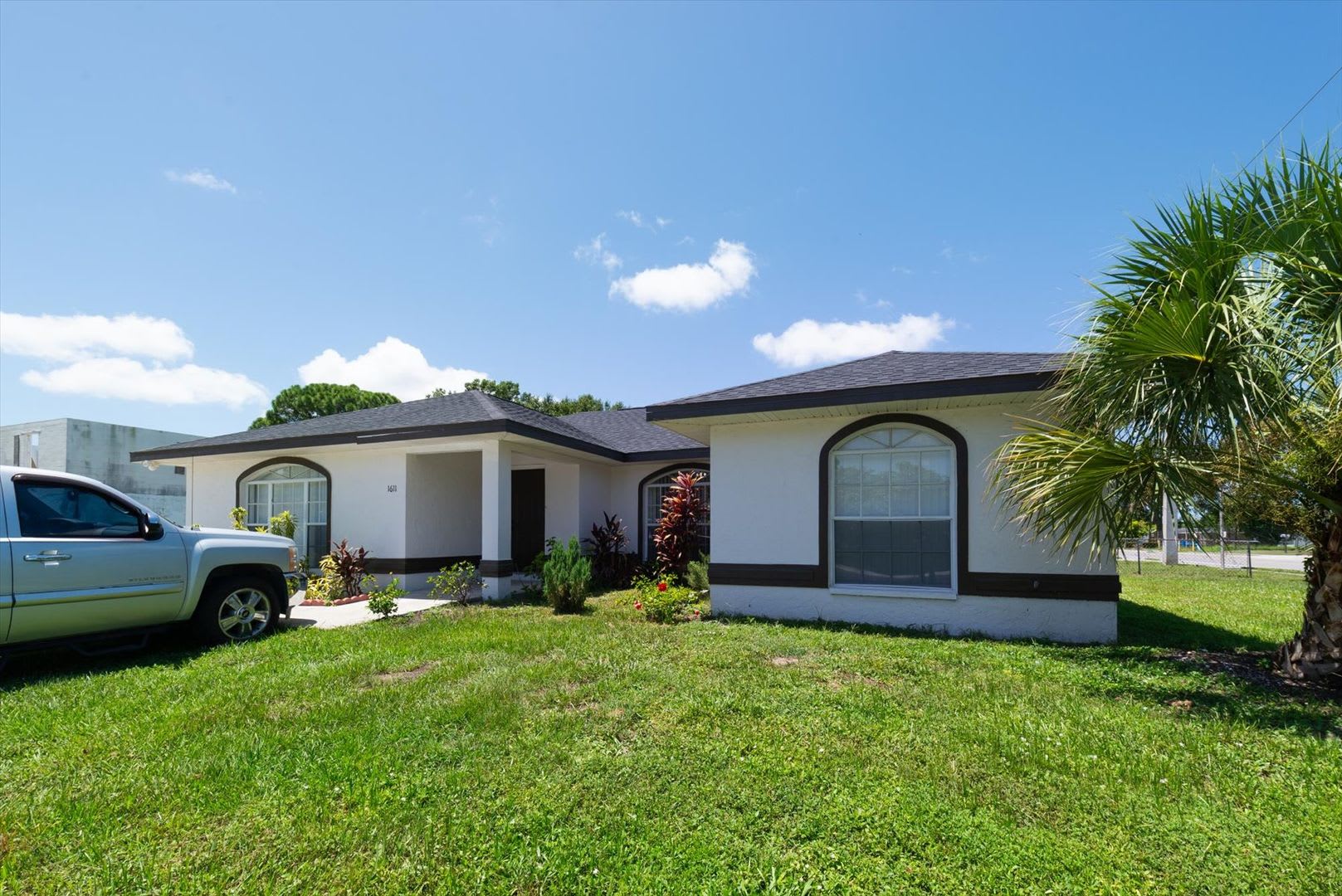 3 Bedroom in Palmetto Available Now! – photo 1