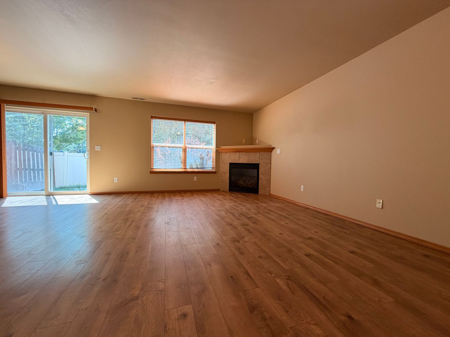 SPACIOUS REDMOND TOWNHOME w/DBL CAR GARAGE & AC! – photo 4