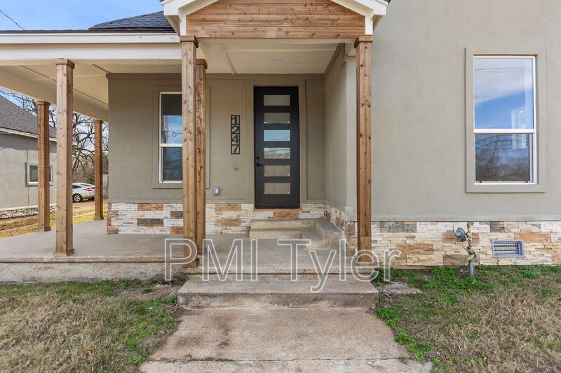 1247 Bonham Street – photo 5