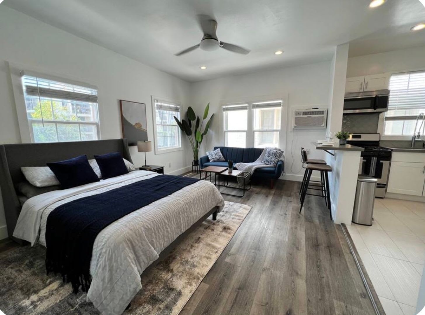 660 S. Cloverdale Ave. – photo 2