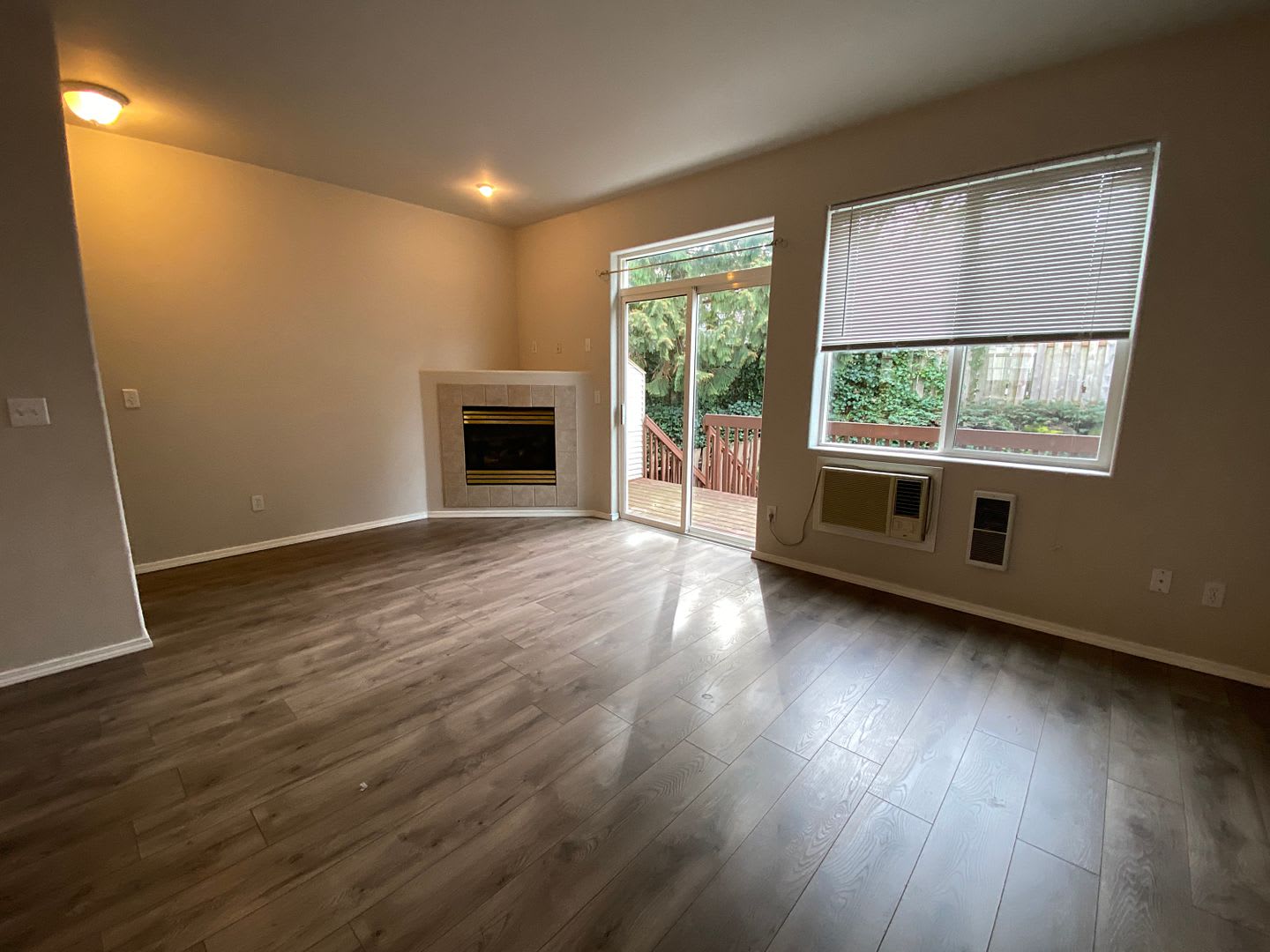 Fantastic Townhome with Gas Fireplace, Deck, Fenced Yard, and Vaulted Ceilings – photo 5