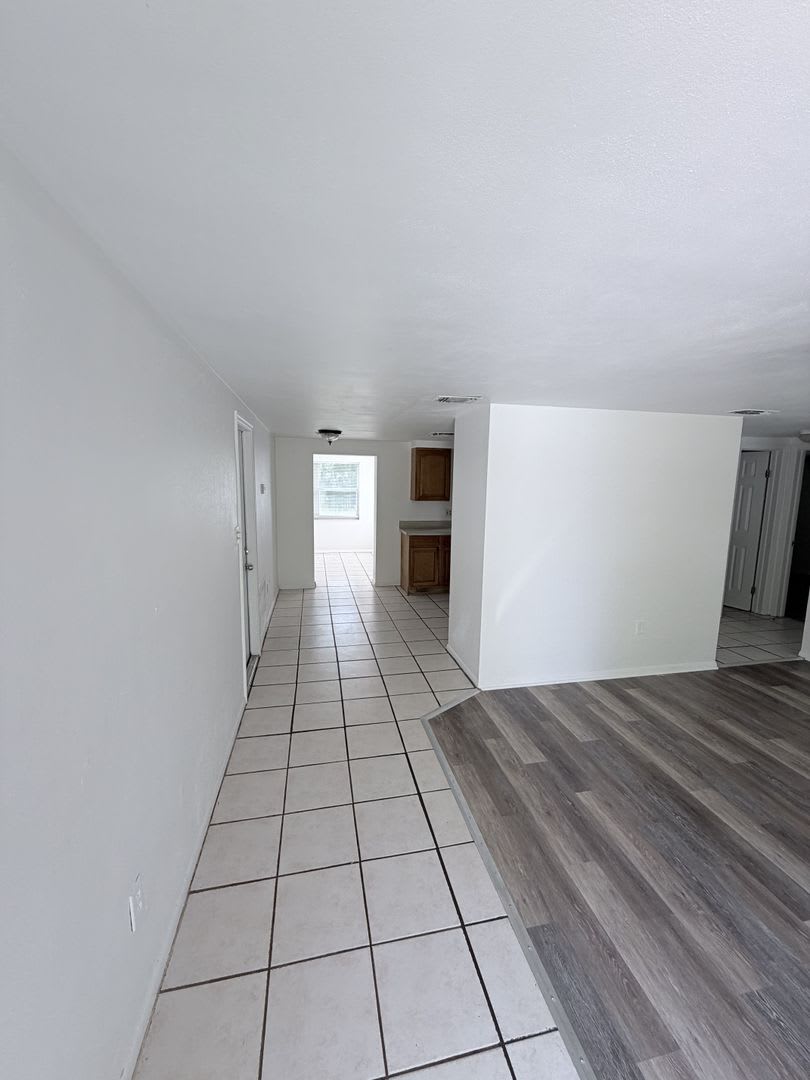 Spacious 3 bedroom / 1 Bath Single Family Home – photo 2