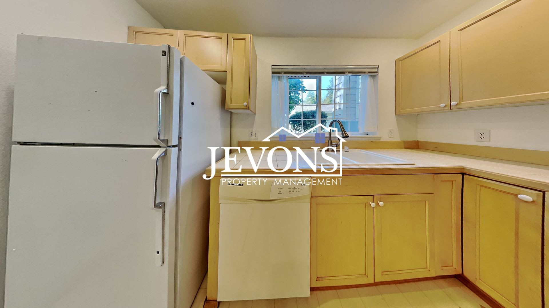 Condo With Swimming Pool And Private Enclosed 1 Car Garage In Klahanie Neighborhood – photo 3
