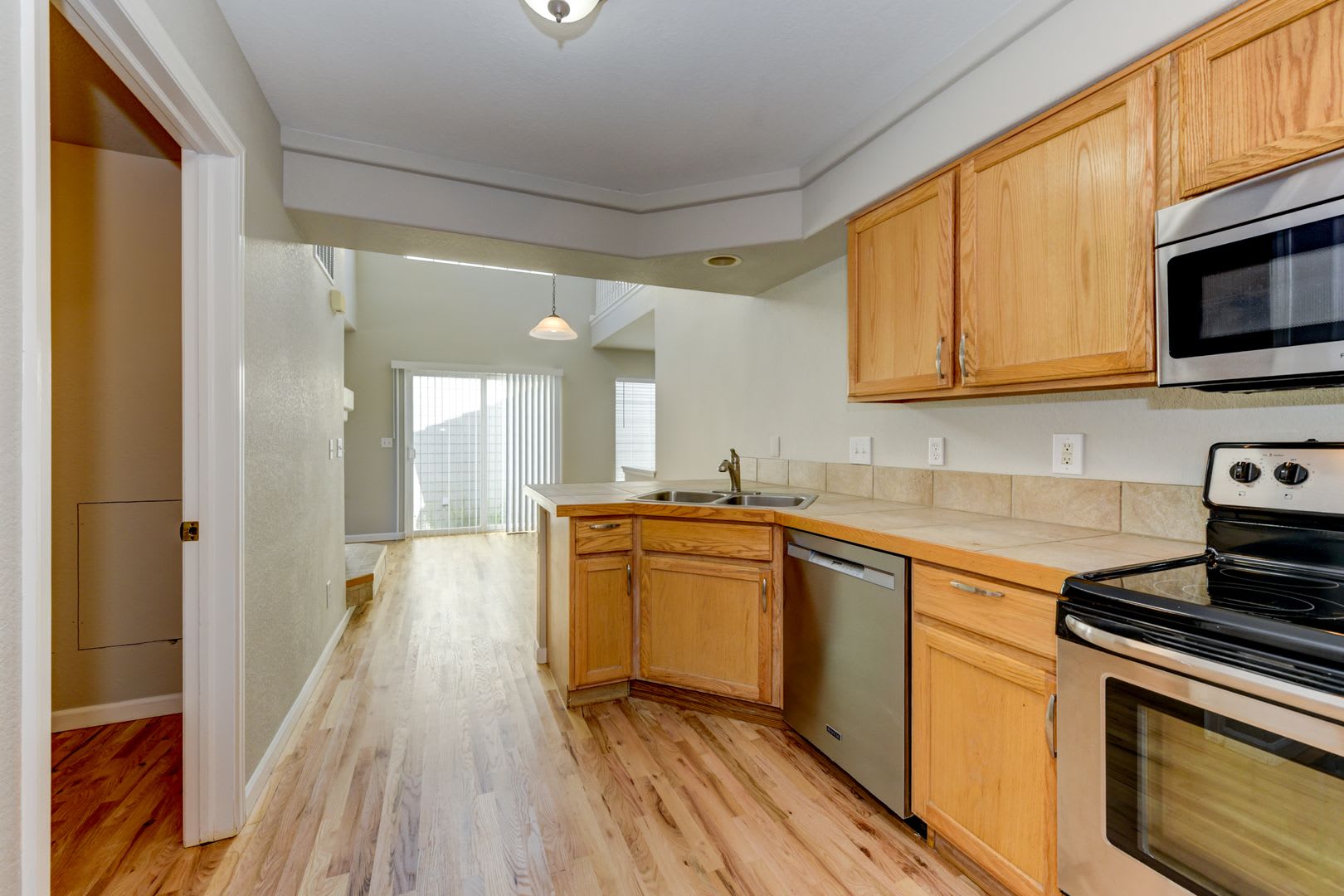 3 Bed 3 Bath corner Lot in Broomfield! Newly Refinished Wood Floors With Pool!! – photo 4