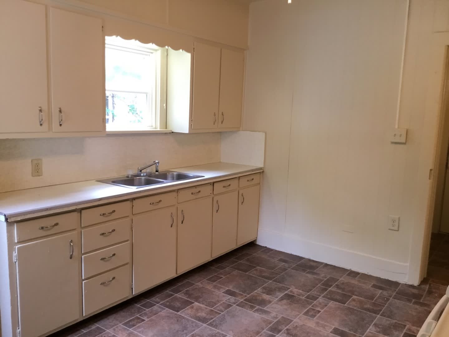 3 Bedroom Single Family Home in Goshen! – photo 5
