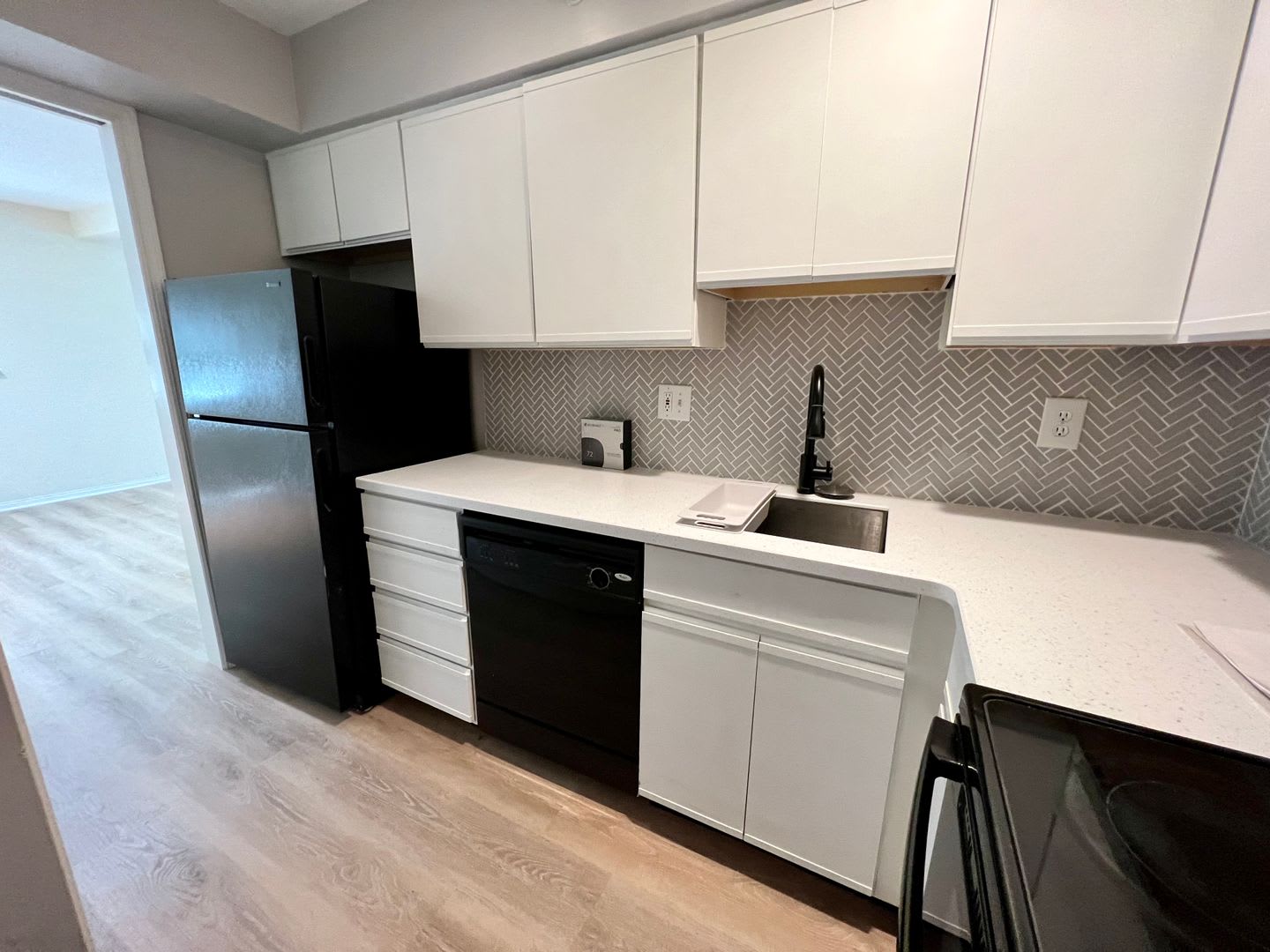 Stunning 1-Bedroom Apartment on the Main Line! Available Mid-October! – photo 1