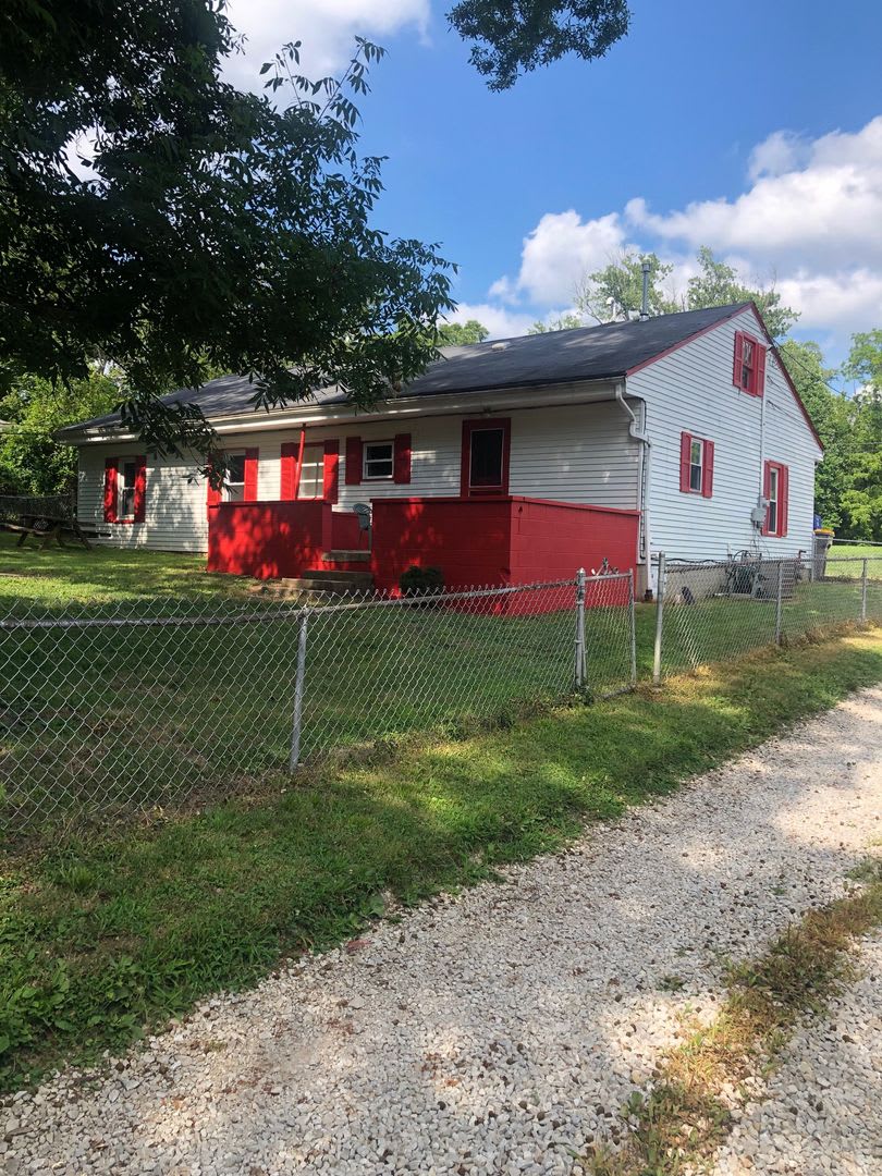 SPACIOUS 3 bed/2 bath with fenced yard and large deck! – photo 1