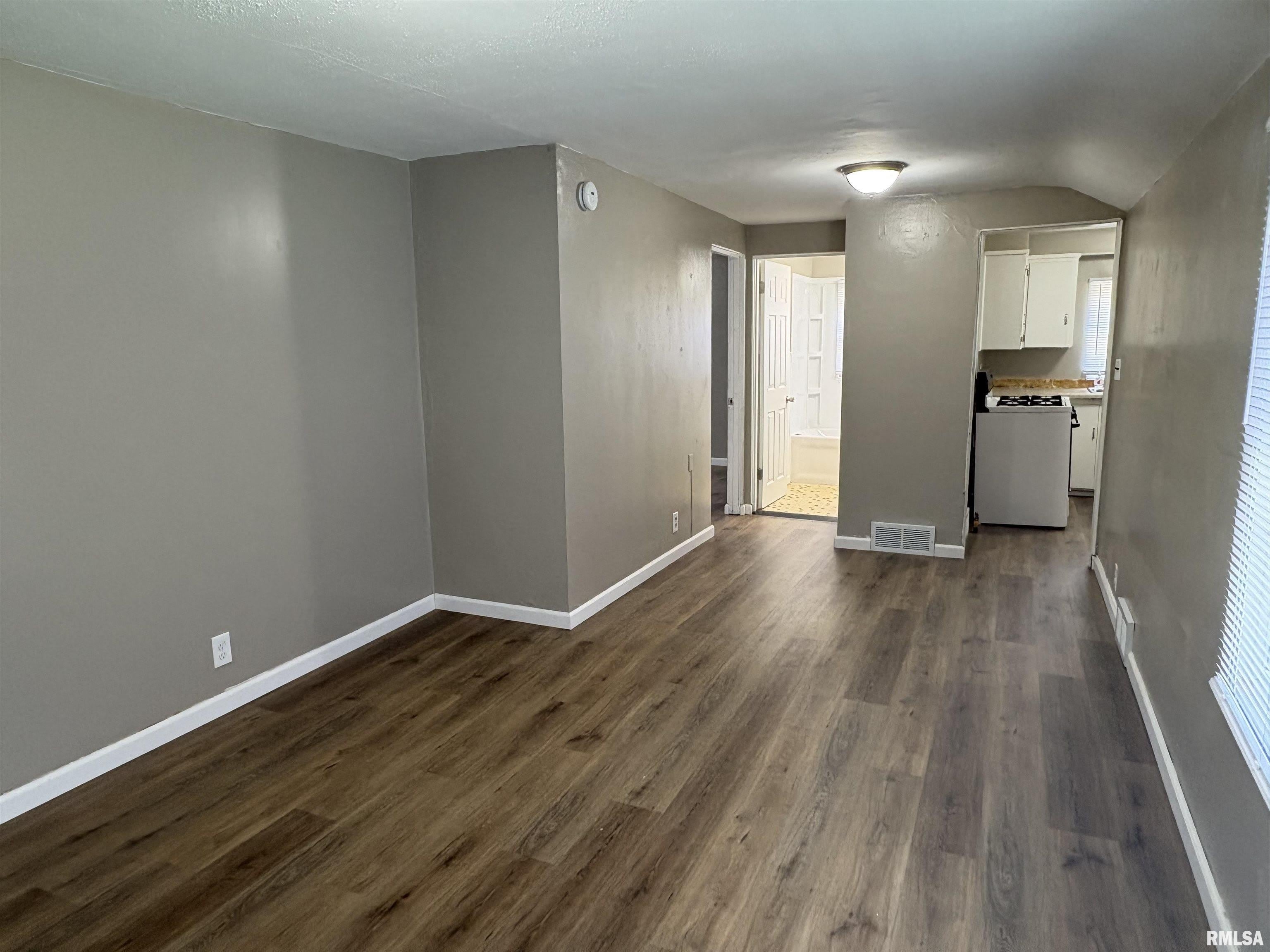 1404 N BROADWAY Street – photo 2