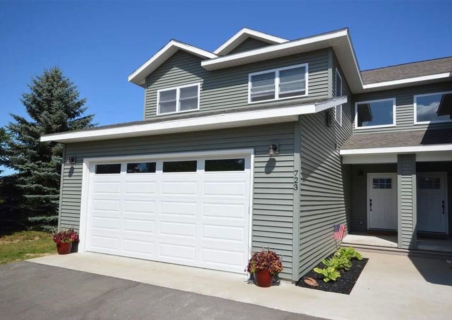 Stylish End-Unit Living – photo 1