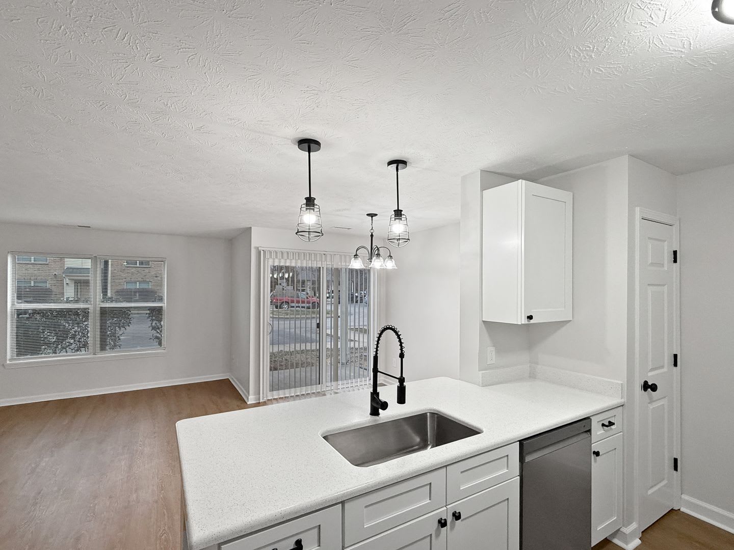 Minutes from Castle Schools*********Prime Location**********Newburgh Indiana 2 Bedroom 2 Bathroom – photo 4