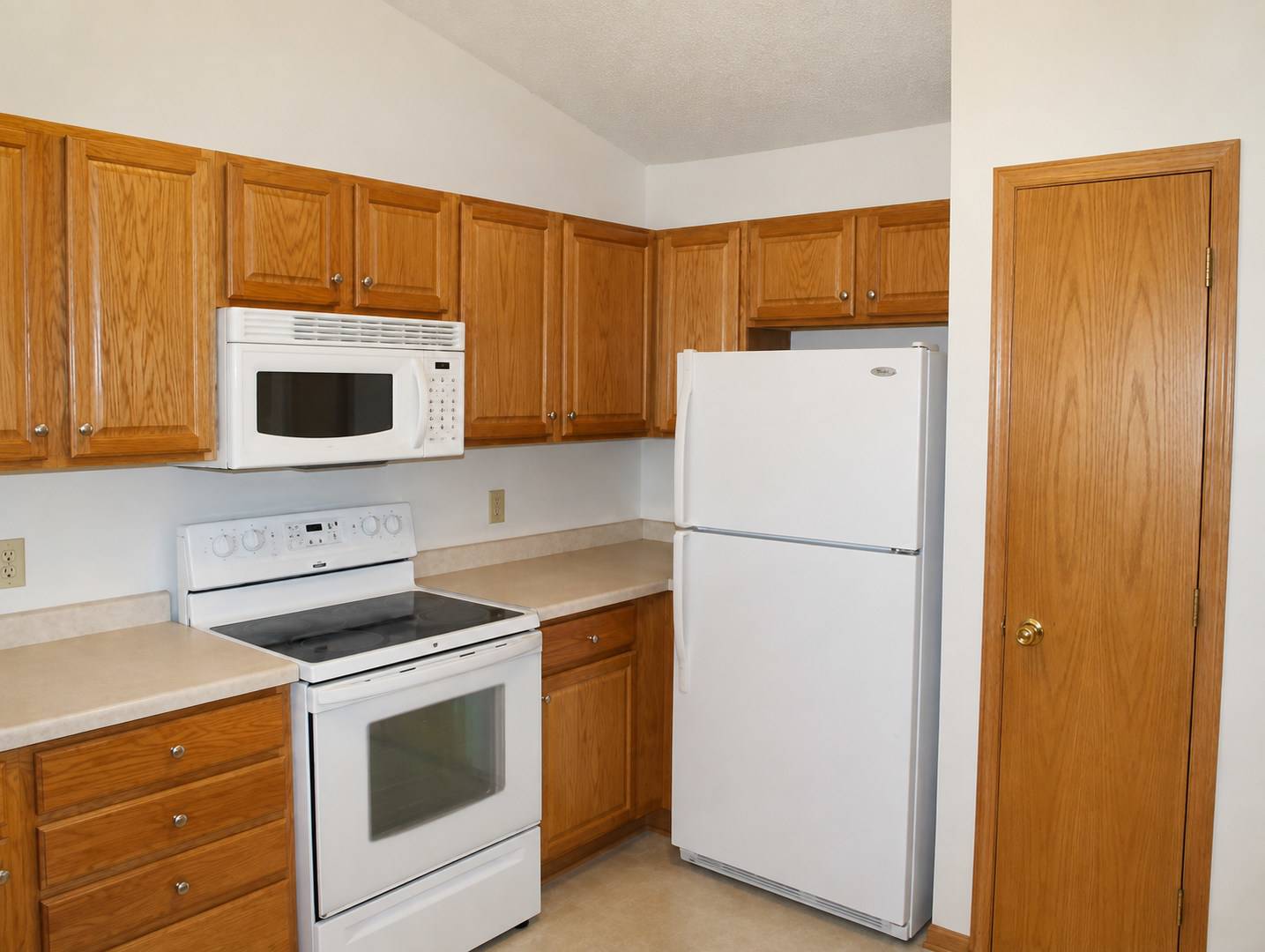 Great 2BR/1BA One Level Delano Townhome Available 10/1 – photo 5