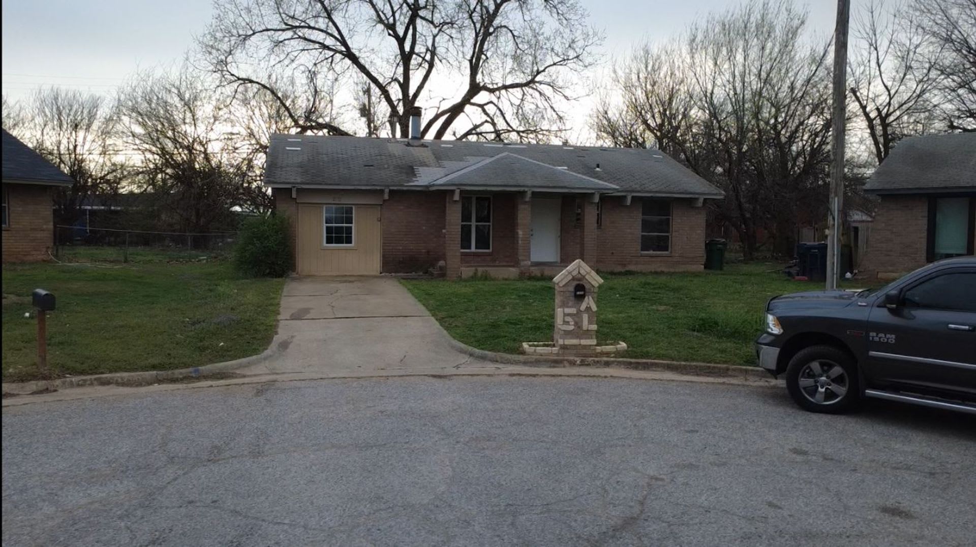 Charming 4 Bedroom Home With Spacious Yard – photo 5