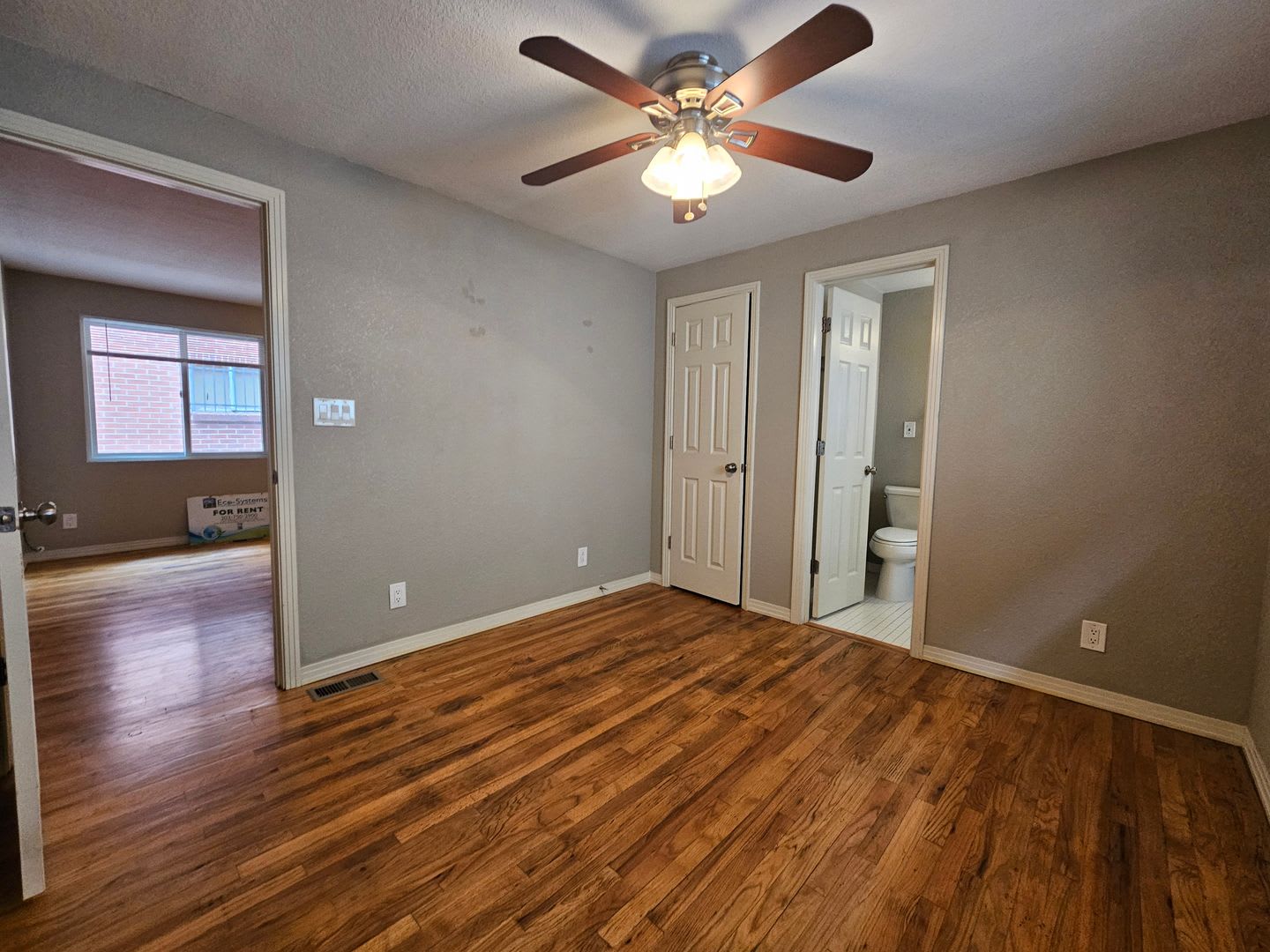 Highlands Stadium Area Great Sized 1 Bedroom With Beautiful Hardwood Floors Reserved Parking Extra Storage Fenced Yards – photo 5