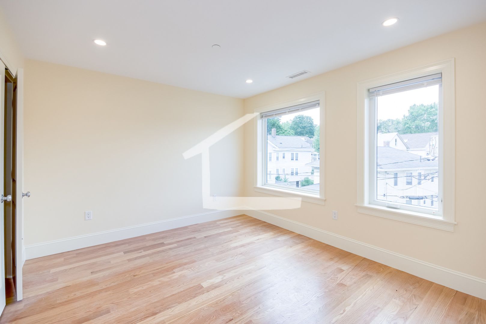 Charming 4 Bedroom-No Broker Fee – photo 4